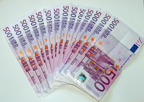 500_Euro_Banknotes - R