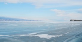 Beautiful,Scenery,Of,Snow,Mountain,With,Frozen,Lake,At,Russia,