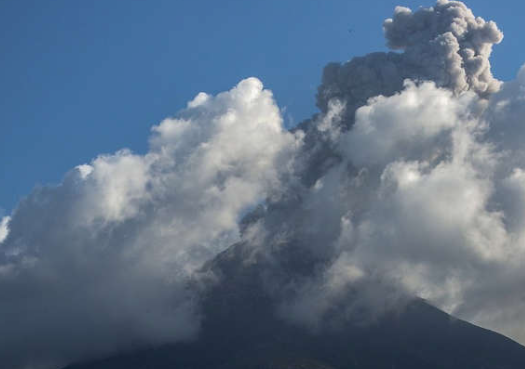 2025_03_21_18_01_06_Indonesia_volcano_erupts_sending_26_000ft_tower_of_ash_into_the_sky_and_79_more_